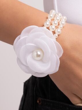 NWT White Pearl Flower Stretchy Bracelet
